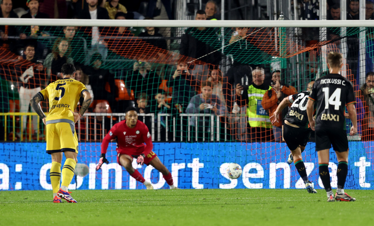 VENEZIA, ITALIA - 30 OTTOBRE: Joel Pohjanpalo del Venezia segna il primo gol della sua squadra durante la partita di Serie A tra Venezia e Udinese allo Stadio Pier Luigi Penzo il 30 ottobre 2024 a Venezia, Italia. (Foto di Maurizio Lagana/Getty Images)