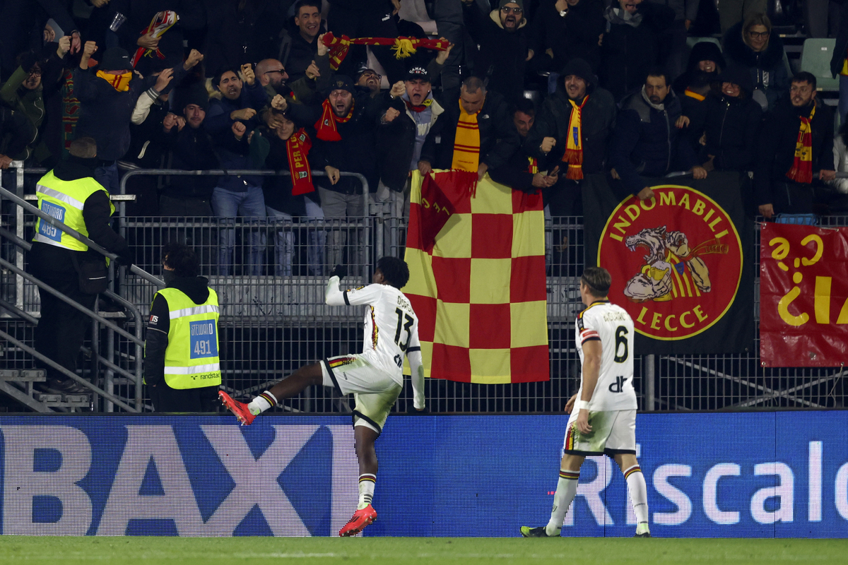 Patrick Dorgu del Lecce festeggia dopo aver segnato il primo gol della sua squadra durante la partita di Serie A tra Venezia e Lecce allo Stadio Pier Luigi Penzo il 25 novembre 2024 a Venezia, Italia. (Foto di Maurizio Lagana/Getty Images)