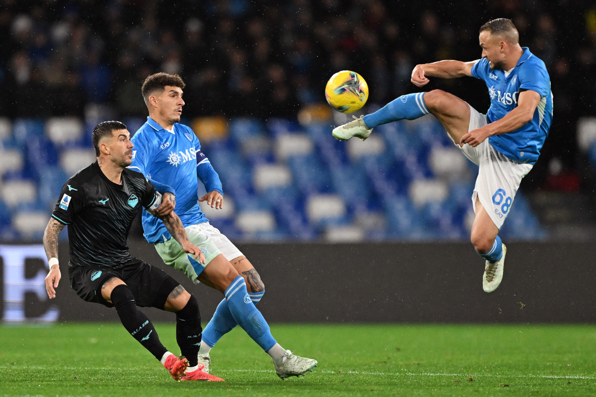NAPOLI, ITALIA - 08 DICEMBRE: Stanislav Lobotka del Napoli lotta per il possesso con Mattia Zaccagni della SS Lazio durante la partita di Serie A tra Napoli e SS Lazio allo Stadio Diego Armando Maradona il 08 dicembre 2024 a Napoli, Italia. (Foto di Francesco Pecoraro/Getty Images)