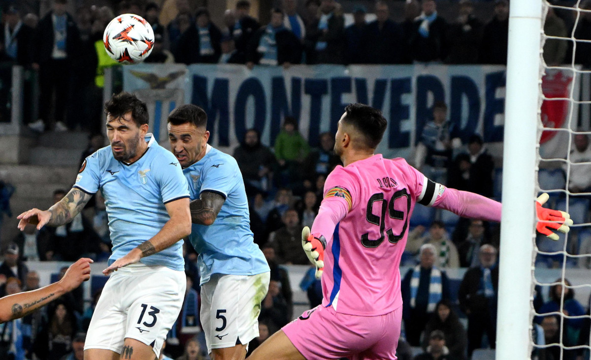 epa11708545 Alessio Romagnoli della SS Lazio (L) segna il gol dell'1-0 durante il match di calcio della UEFA Europa League tra SS Lazio e FC Porto, a Roma, Italia, 07 novembre 2024. EPA-EFE/ETTORE FERRARI