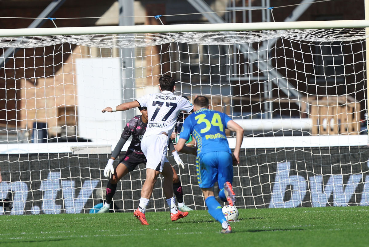 EMPOLI, ITALIA - 20 OTTOBRE: Khvicha Kravatskhelia del SSC Napoli segna un gol durante la partita di Serie A tra Empoli e Napoli al Stadio Carlo Castellani il 20 ottobre 2024 a Empoli, Italia. (Foto di Gabriele Maltinti/Getty Images)