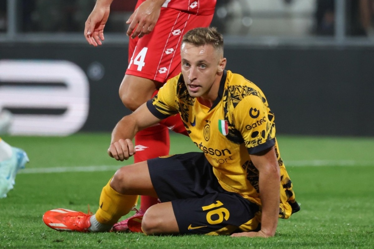 epa11606524 FC Inter's Davide Frattesi a terra durante la partita di Serie A tra AC Monza e FC Inter, a Monza, Italia, 15 settembre 2024. EPA-EFE/ROBERTO BREGANI