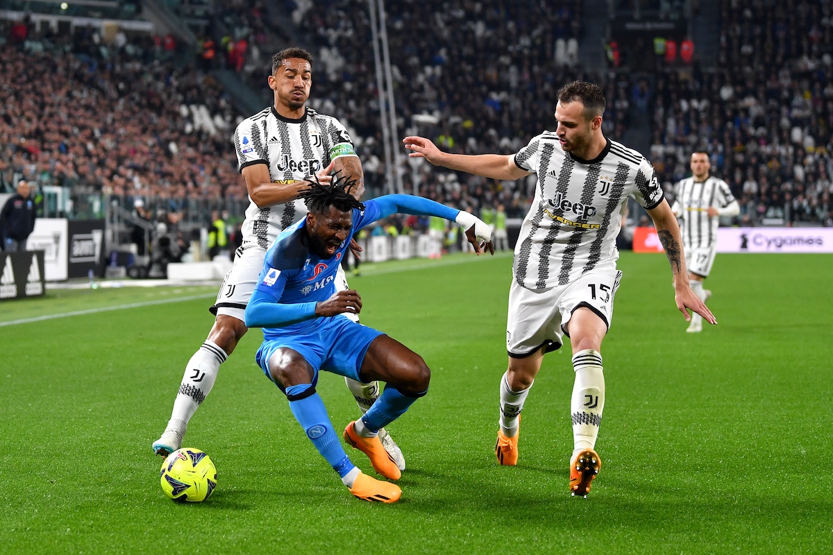 TORINO, ITALIA - 23 APRILE: Andre-Frank Zambo Anguissa del SSC Napoli sfidato da Danilo e Federico Gatti della Juventus durante la partita di Serie A tra Juventus e SSC Napoli all'Allianz Stadium il 23 aprile 2023 a Torino, Italia. (Foto di Valerio Pennicino/Getty Images)
