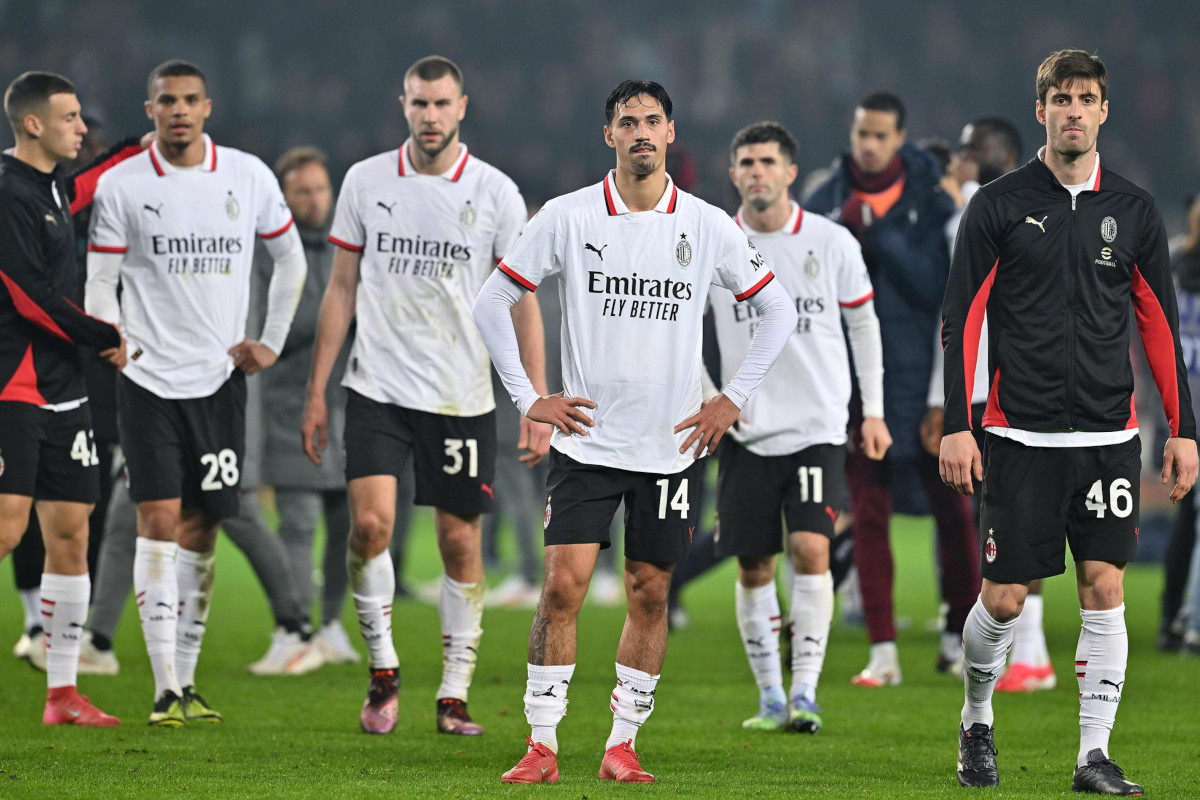 epa11916648 I giocatori del Milan, tra cui Tijjani Reijnders, appaiono delusi dopo aver perso la partita di Serie A tra Torino FC e Milan, a Torino, Italia, 22 febbraio 2025. EPA-EFE/ALESSANDRO DI MARCO