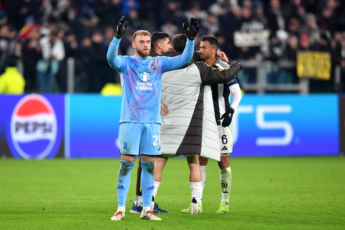 Michele Di Gregorio of Juventus gestures to the fans at the end of the UEFA Champions League 2024/25 League Phase MD6 match between Juventus and Manchester City at Juventus Stadium on December 11, 2024 in Turin, Italy. (Photo by Valerio Pennicino/Getty Images)