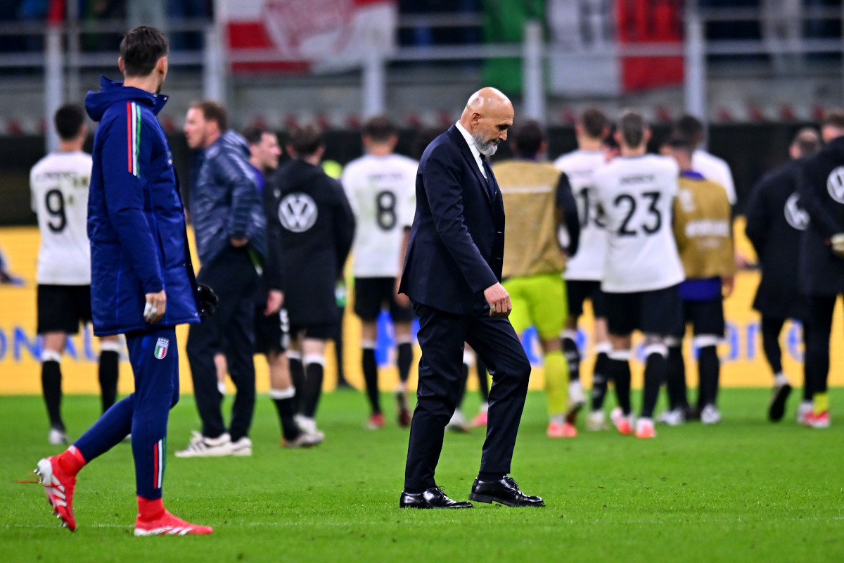 MILANO, ITALIA - 20 MARZO: Luciano Spalletti, allenatore dell'Italia, appare sconsolato dopo la sconfitta della sua squadra nella partita di andata dei quarti di finale della UEFA Nations League tra Italia e Germania allo Stadio San Siro il 20 marzo 2025 a Milano. (Foto di Alessandro Sabattini/Getty Images)