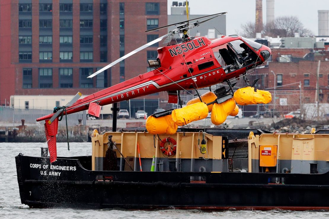 Elicottero sollevato dal fiume East River su una chiatta, lunedì, 12 marzo 2018, a New York.