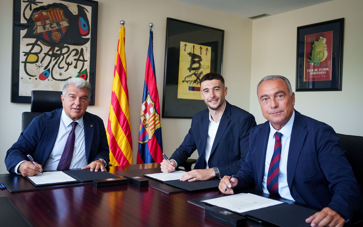 Joan Garcia firma il contratto con il Barcellona.
